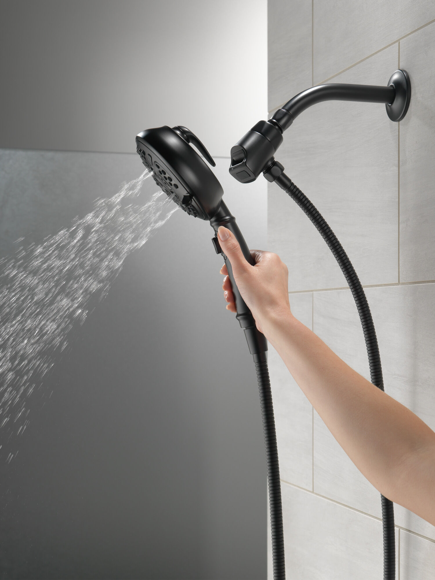 54710-BL-PK Ручной душ SureDock ™ с 7 настройками Delta Faucet Universal Showering Матовый черный  - Вид №3