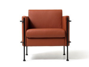 Кожаное кресло с подлокотниками