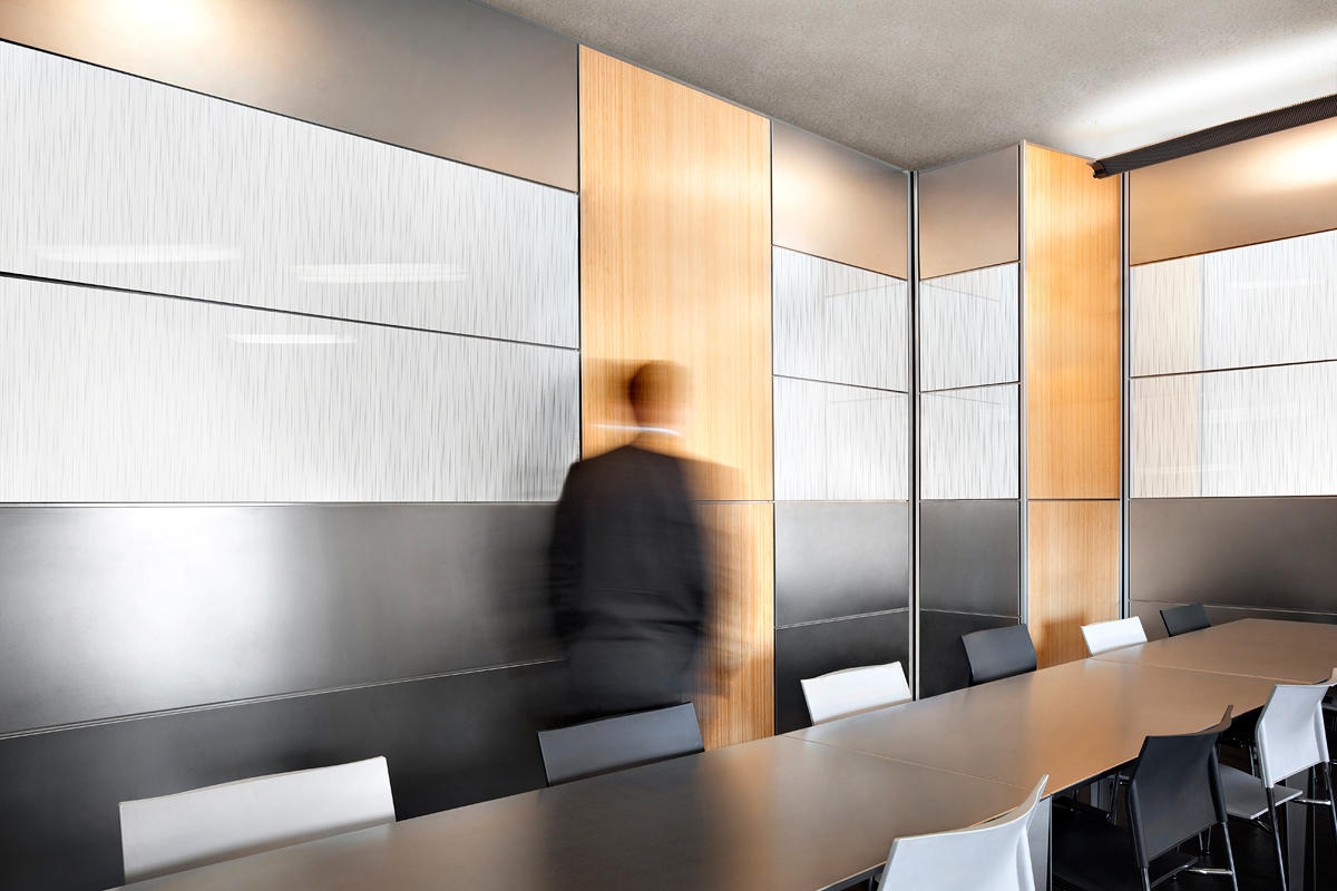 FSRT662 Система облицовки стен Levele с минимальным количеством панелей; вставки из стекла vivichrome chromis с прослойкой зеркального тумана и отделкой opalex, нержавеющей стали с отделкой seastone и рисунком dallas и фанерой из американского вишневого д Forms-surfaces  - Вид №28