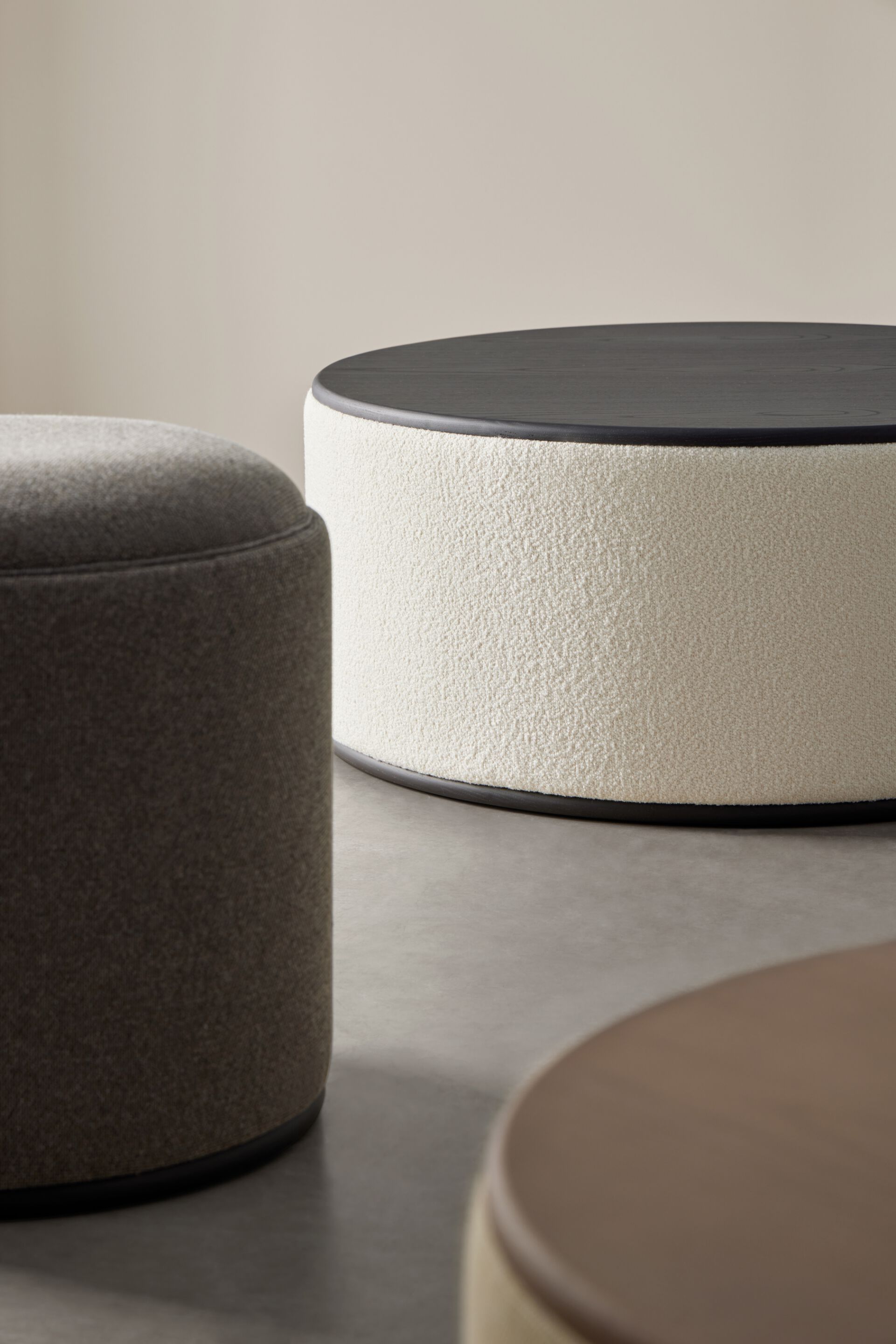 Высокий круглый журнальный столик из ткани Blasco&Vila Mant ARCH-00048084 - Вид №4