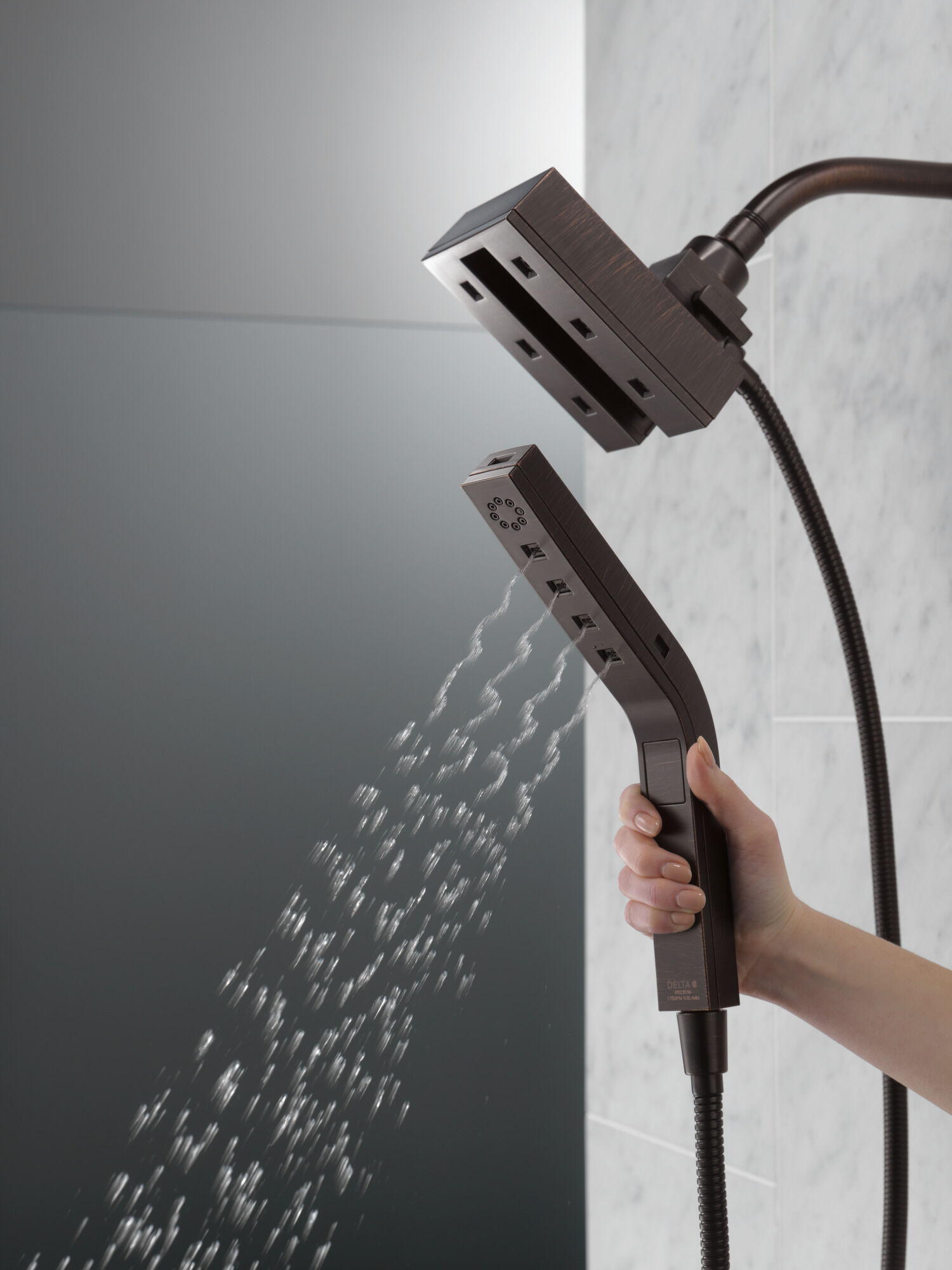 58473-RB H2Okinetic® In2ition® Душ два в одном с 4 настройками Delta Faucet Universal Showering Венецианская бронза  - Вид №3