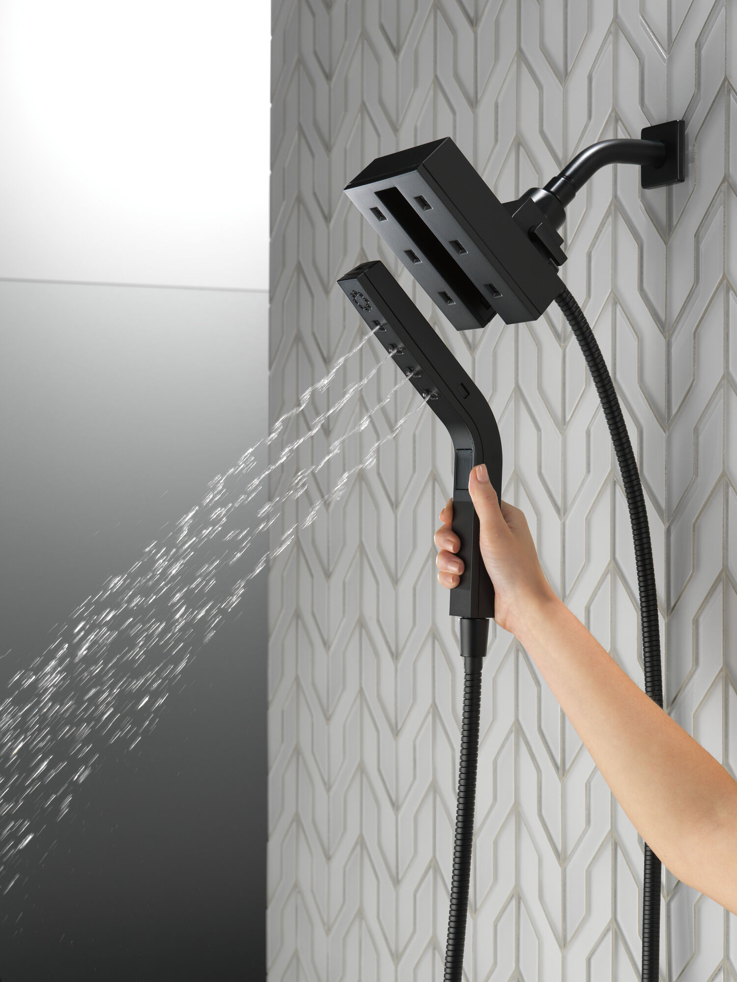 58473-BL25 H2Okinetic® In2ition® Душ два в одном с 4 настройками Delta Faucet Universal Showering Матовый черный  - Вид №4