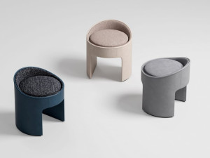 Низкий кожаный стул с мягким сиденьем