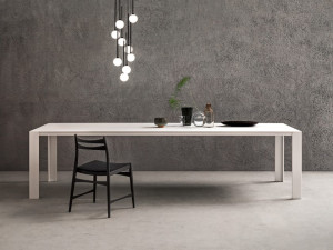 Прямоугольный стол из матового лака