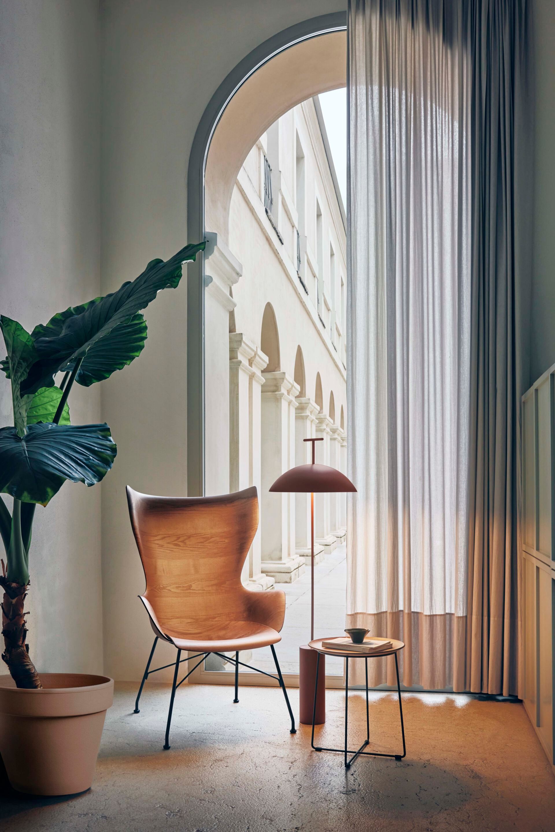 Круглый стальной и деревянный журнальный столик с подносом Kartell Smart Wood ARCH-00060806 - Вид №1