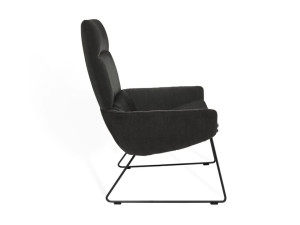 Тканевое кресло с подлокотниками