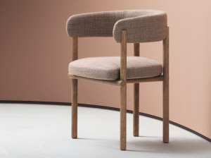 Мягкий стул с подлокотниками