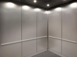 FSRT830 Интерьер лифта Levelc-1000a из нержавеющей стали, отделка из морского камня; круглые поручни из сатинированной нержавеющей стали Forms-surfaces