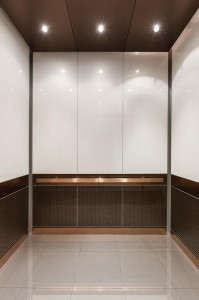 FSRT765 Интерьер лифта Levele-105 с нестандартными вставками в верхнюю панель; нижние панели из склеенной бронзы с темной патиной и нестандартным рисунком; панели поручней из плавленой бронзы с отделкой из каймового камня; прямоугольный поручень из атласн Forms-surfaces 
