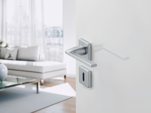 Латунная ручка на розетке с насадкой