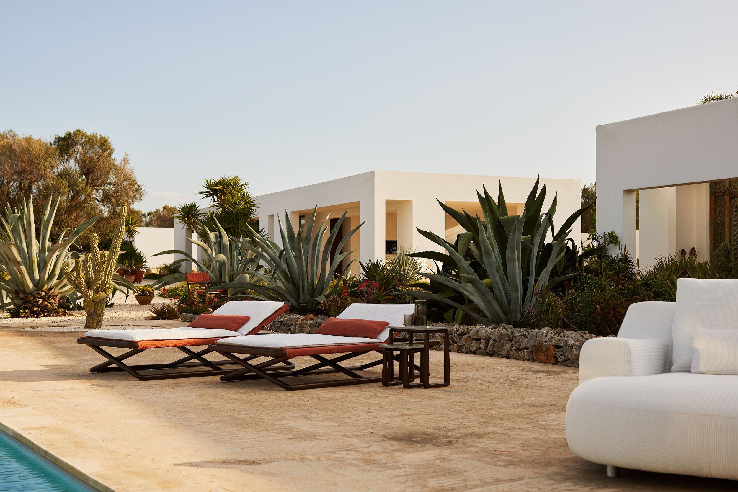 Садовая кровать с откидывающейся спинкой из красного дерева и ткани Exteta Loro Piana Interiors, Кресла Delight от Exteta ARCH-00132008 - Вид №4