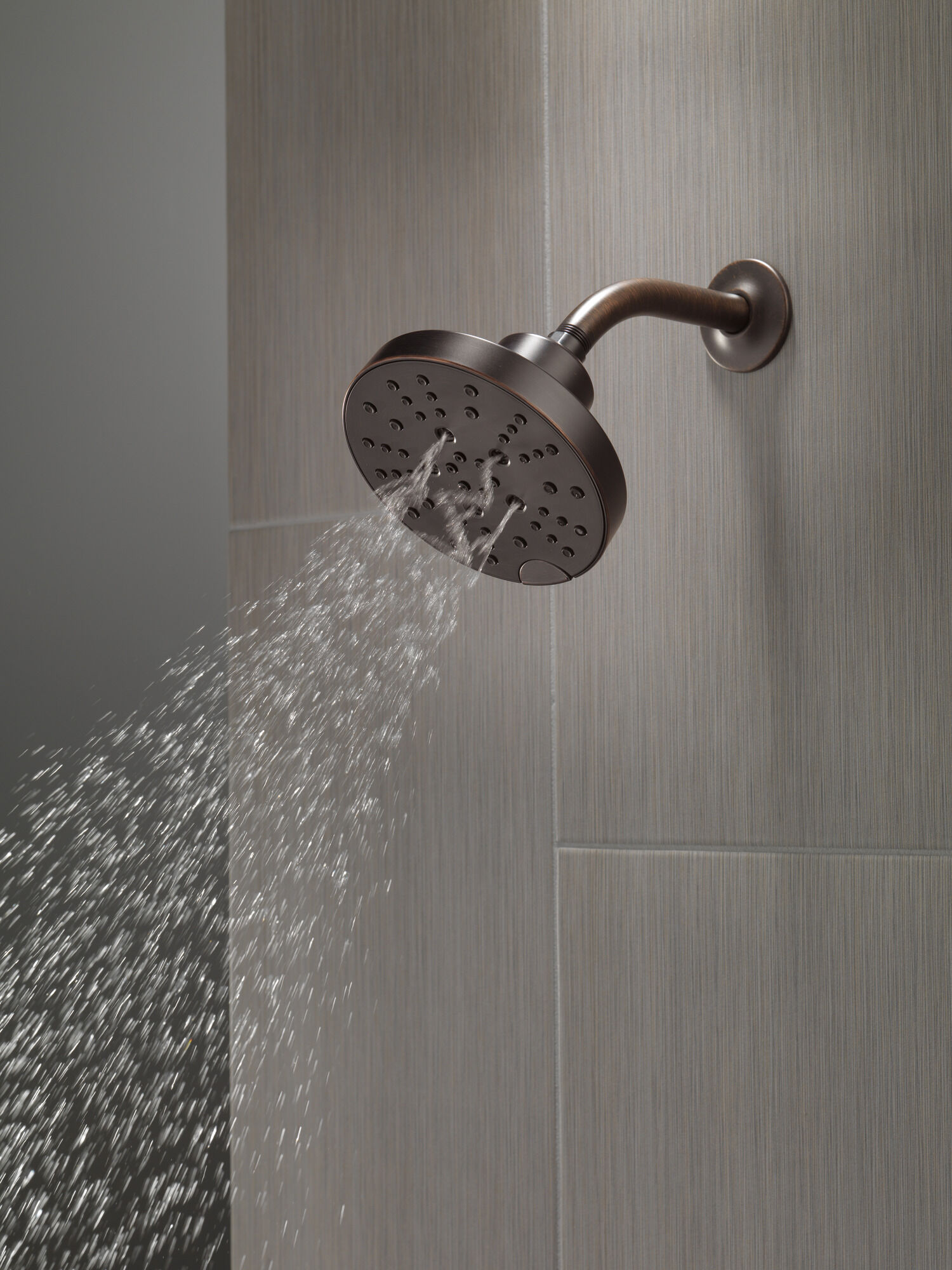 52668-RB H2Okinetic® Современная душевая лейка Raincan с 5 настройками Delta Faucet Universal Showering Венецианская бронза  - Вид №5
