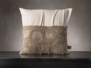 Квадратная подушка в ангоре