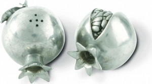 10648832 Vagabond House Набор для соли и перца Vagabond House Гранат 5см, олово Олово