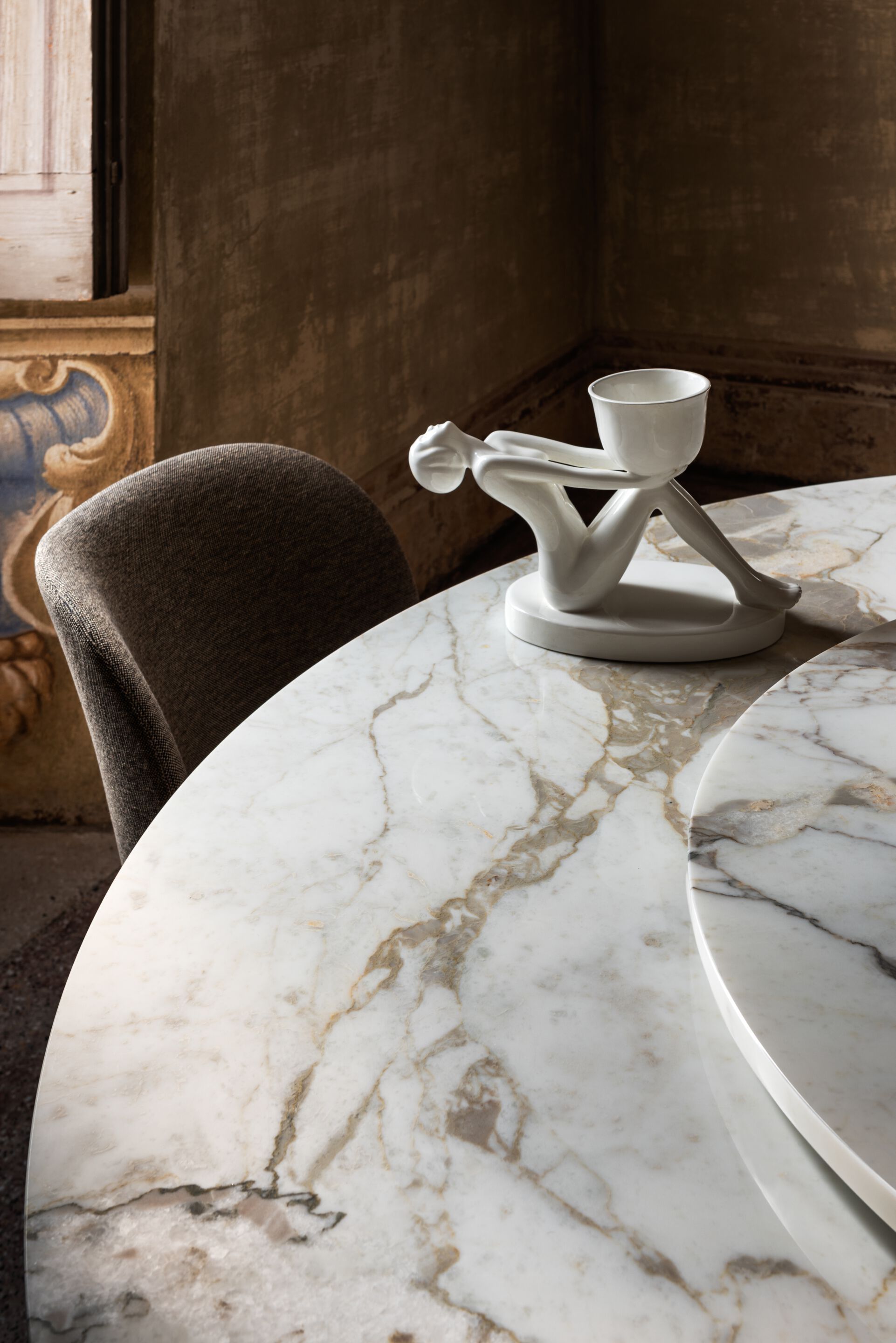 Круглый мраморный стол с латунной рамой GHIDINI1961 MERLINO ARCH-00081597 - Вид №6