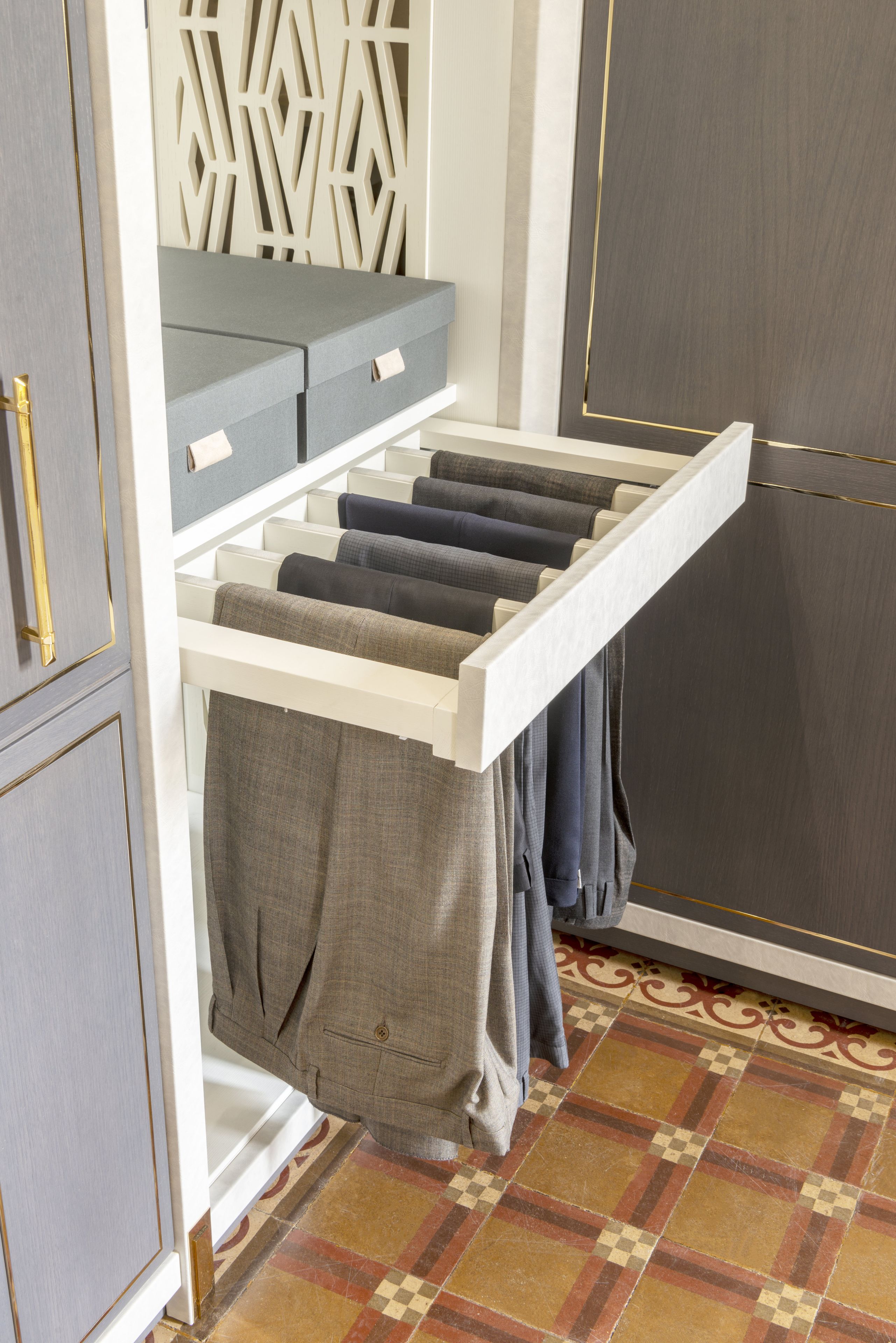 Шкаф из дуба со встроенным освещением на заказ Martini Interiors сущность ARCH-00105014 - Вид №7