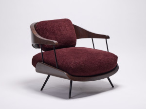 Бархатное кресло с подлокотниками