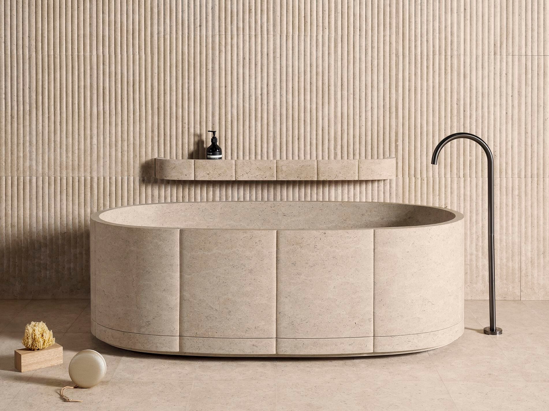 Мраморная овальная ванна в центре комнаты LUCE DI CARRARA Sartoriale ARCH-00146281