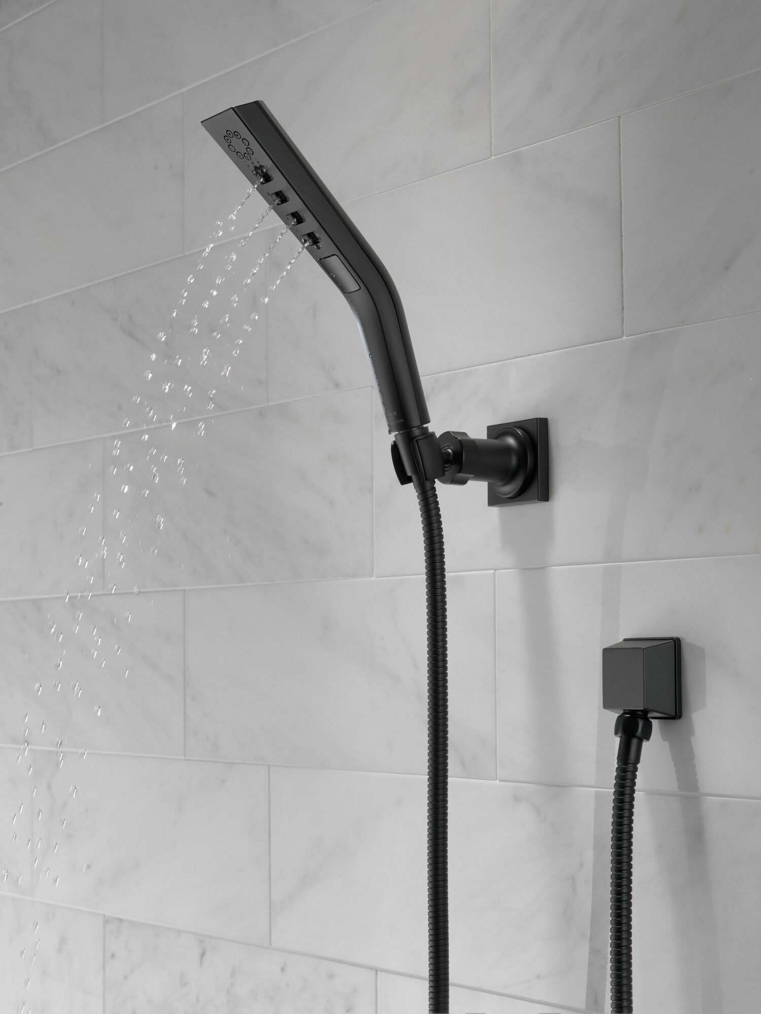 55799-BL H2Okinetic® Ручной душ с 3 настройками для настенного монтажа Delta Faucet Universal Showering Матовый черный  - Вид №6