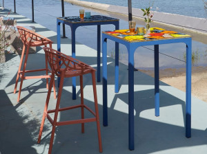 Высокий стол из фаянсовой лавы и нержавеющей стали