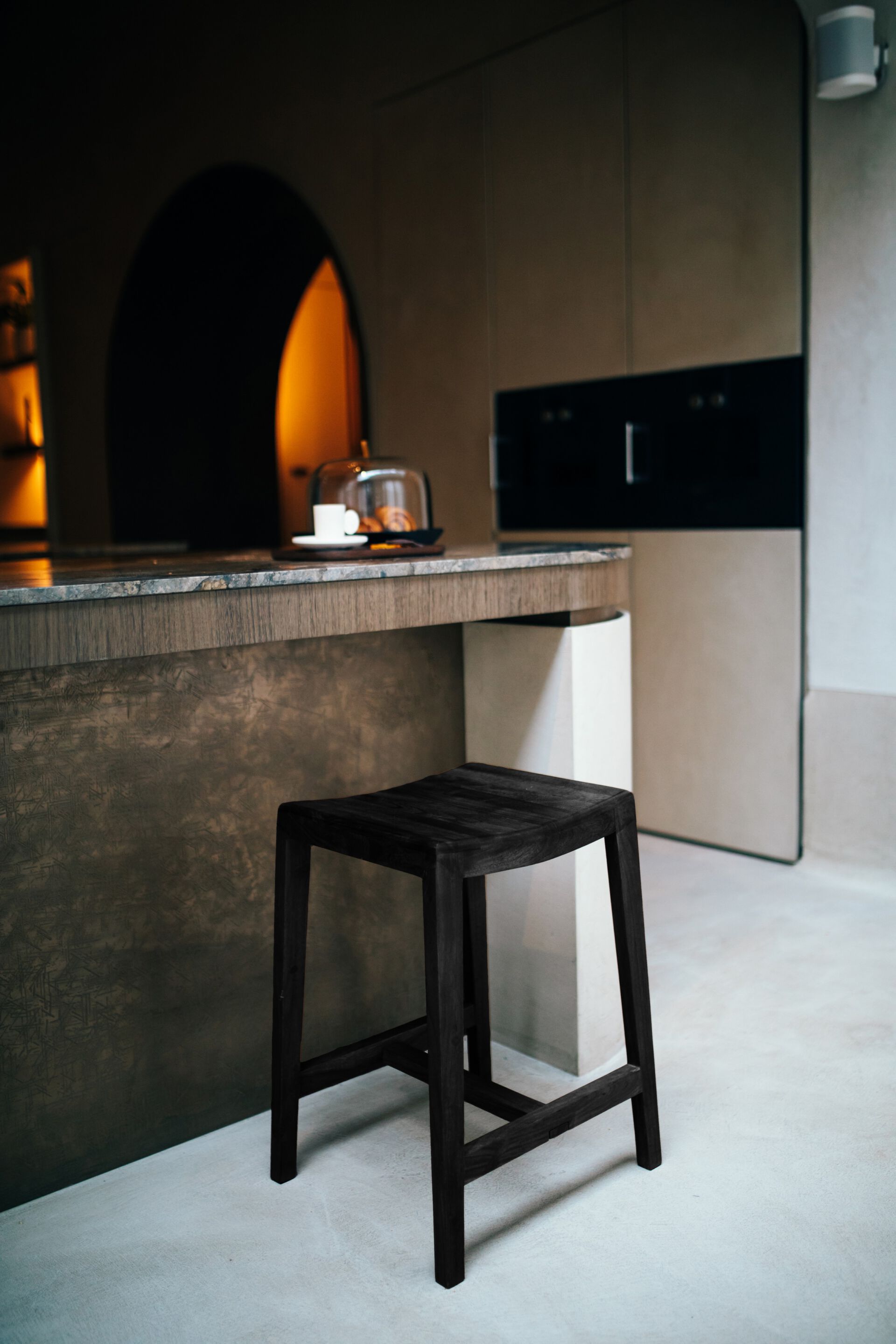 Высокий кухонный табурет из манго с подставкой для ног POMAX KENT ARCH-00119444 - Вид №7