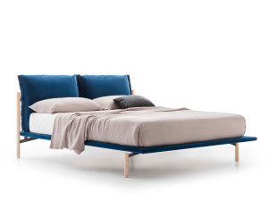 Двуспальная кровать с мягким изголовьем