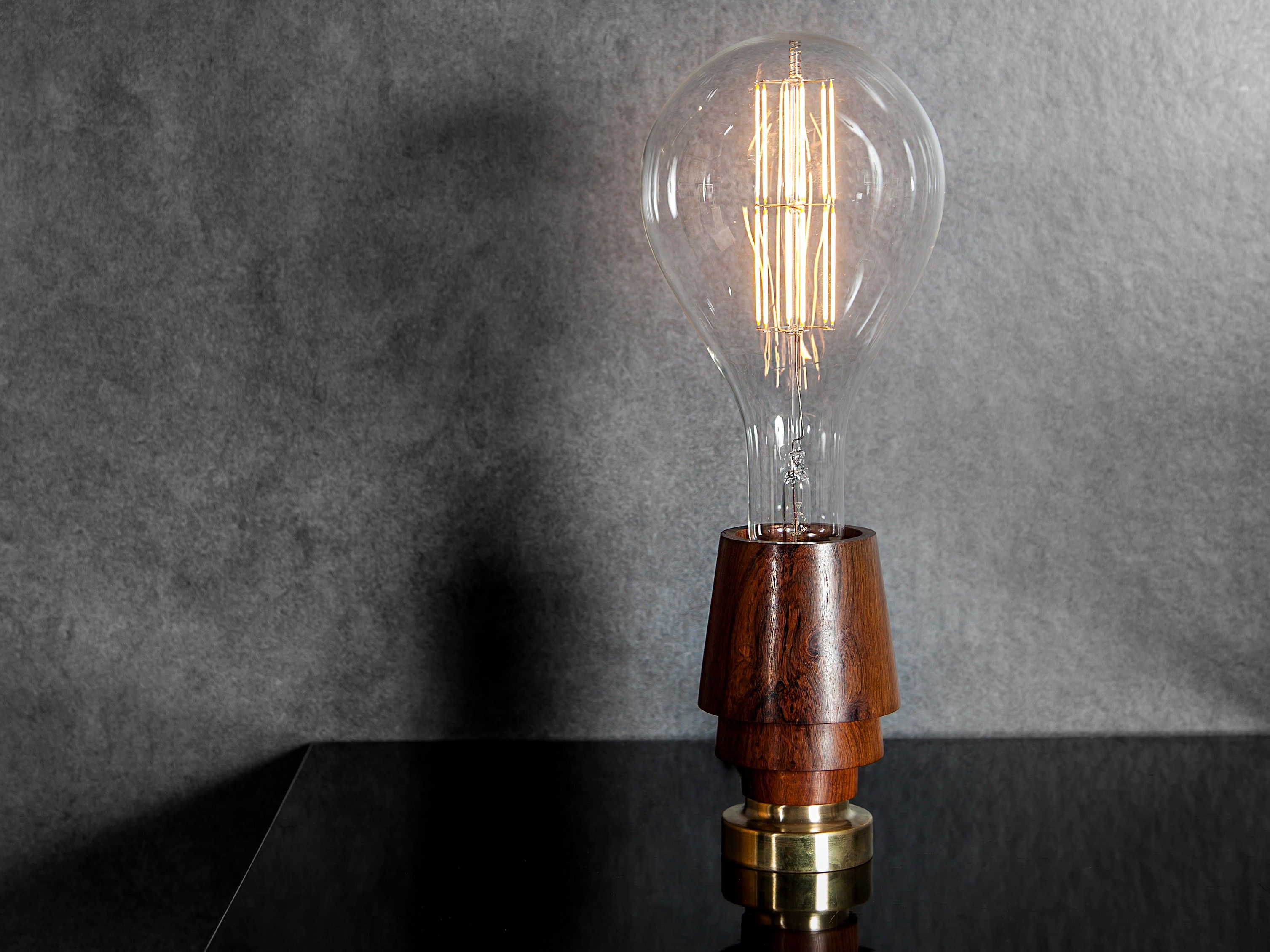 Настольная лампа из дерева и стекла Studio Beam XXL ARCH-00069407 - Вид №1