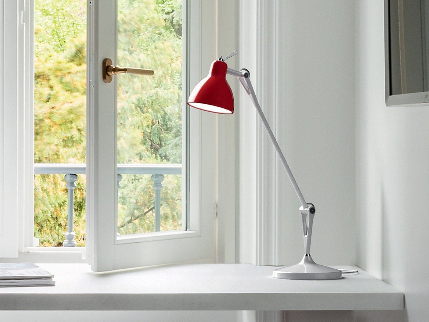 Стальная и стеклянная настольная лампа с гибкой рукояткой Rotaliana Luxy ARCH-00150142