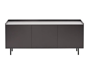 Деревянный шкаф с распашными дверями