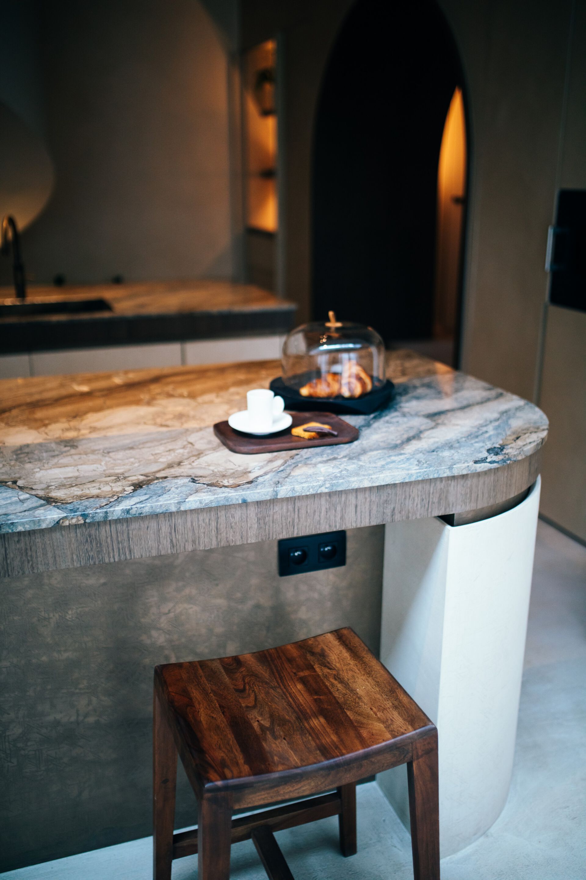 Высокий кухонный табурет из манго с подставкой для ног POMAX KENT ARCH-00119444 - Вид №12