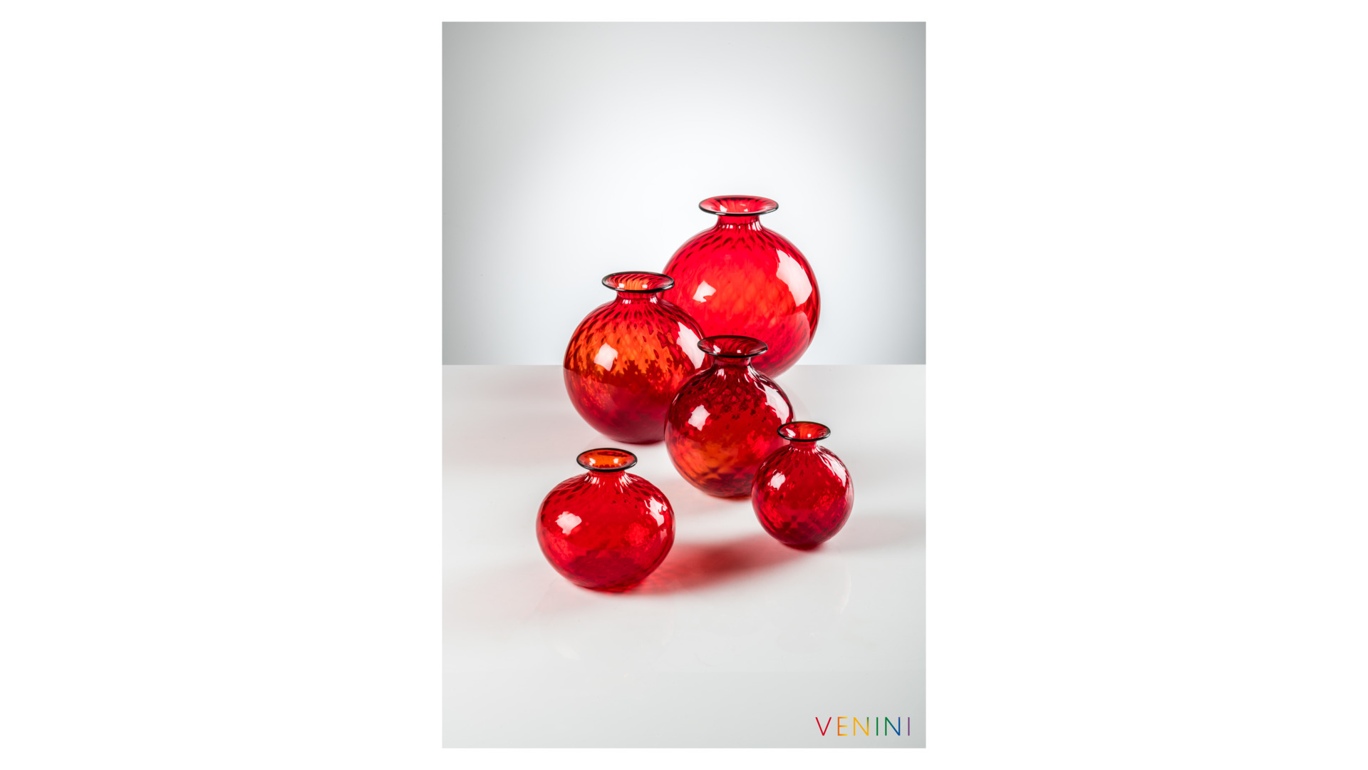 10640954 VENINI Ваза Venini "Монофиори Баллотон" 20,5х18см (красная, окантовка зеленое яблоко) Стекло  - Вид №1