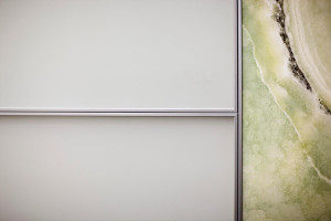 FSRT798 Внутренняя часть лифта Levele-107 с основными панелями из вивихромного хромового стекла с белой прослойкой и отделкой opalex; панели лайтплана из ониксового стекла vivistone abalone в частном владении Forms-surfaces