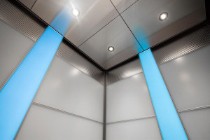 FSRT811 Потолок из нержавеющей стали с матовой отделкой, показан в интерьере лифта levele-107 с захватными панелями из стекла vivichrome chromis с белой прослойкой и отделкой pearlex +, нержавеющей стали с отделкой seastone и узором dallas; панели для лай