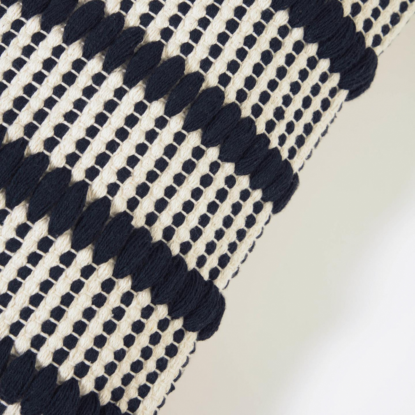 108429 Наволочка из 100% хлопка с черно-белыми полосками 45 x 45 см La Forma Maine - Вид №1