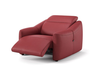 Кожаное кресло с подлокотниками