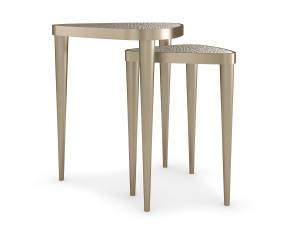 Пара деревянных журнальных столиков