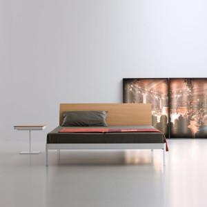 Алюминиевая двуспальная кровать с деревянным изголовьем