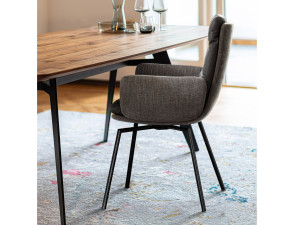 Поворотный стул с крестообразной рамой и подлокотниками