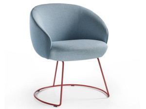 Кресло с подлокотниками