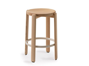 Высокий стул из ясеня с подставкой для ног