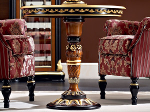 Круглый деревянный стол для гостиной