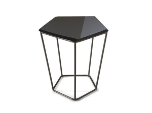 Высокий металлический журнальный столик со стеклянной столешницей