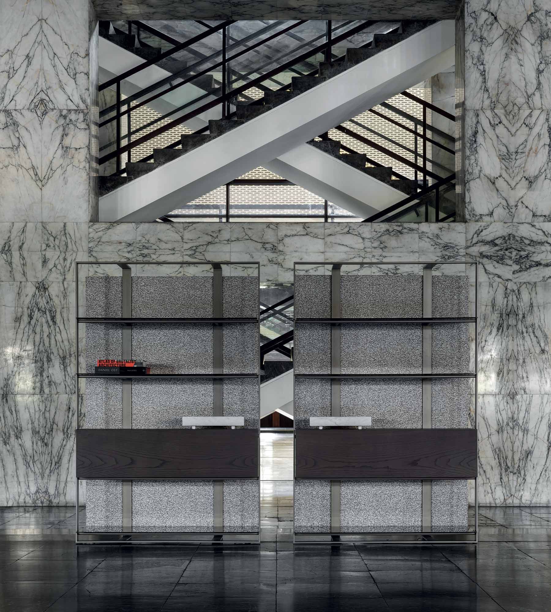 Металлический книжный шкаф со стеклянными полками и текстильной спинкой Frigerio UNIQUE ARCH-00066188 - Вид №6