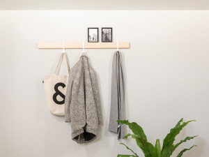 Деревянная настенная вешалка