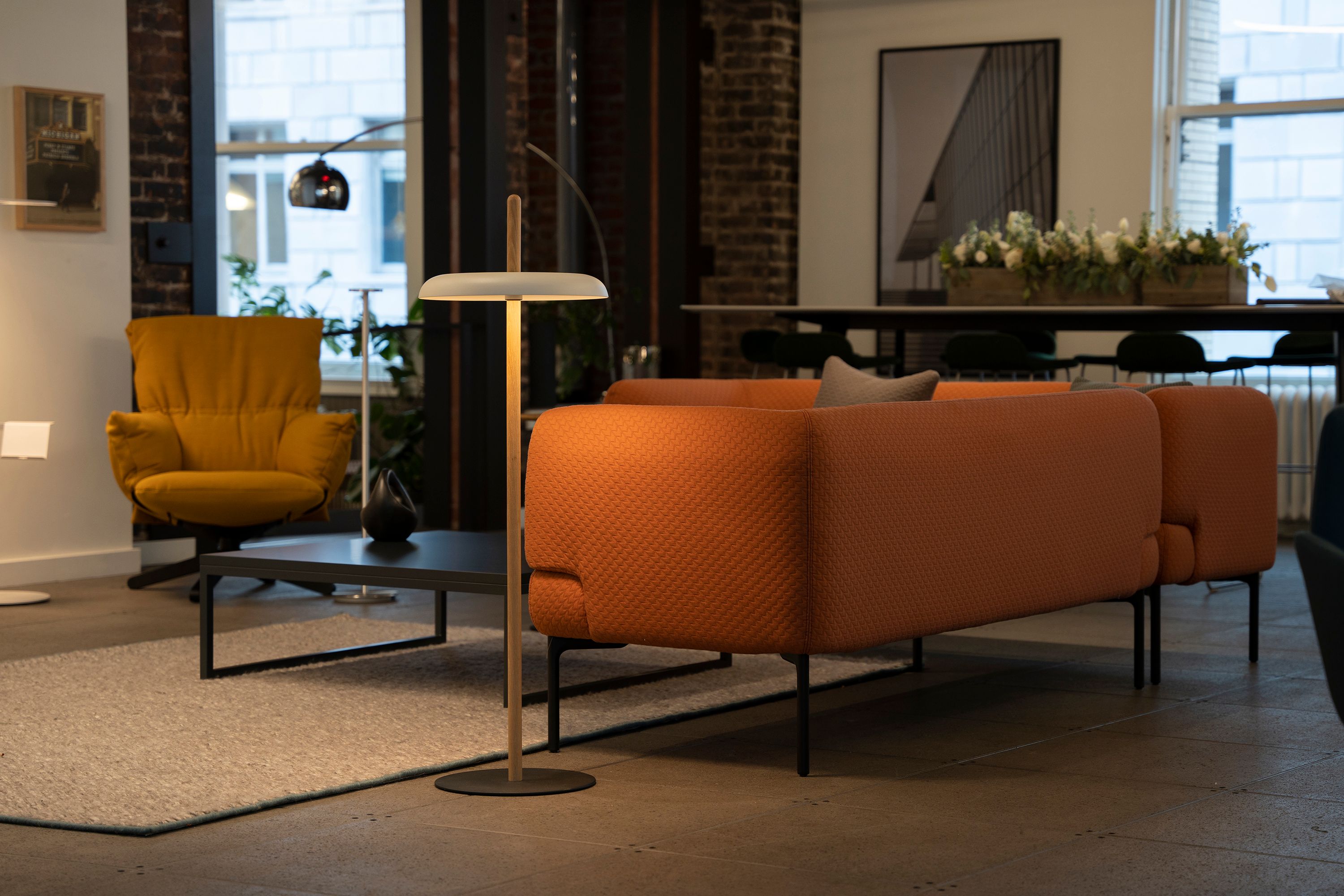 Аккумуляторная светодиодная напольная лампа с полкой Pablo Designs Nivél ARCH-00054483 - Вид №3