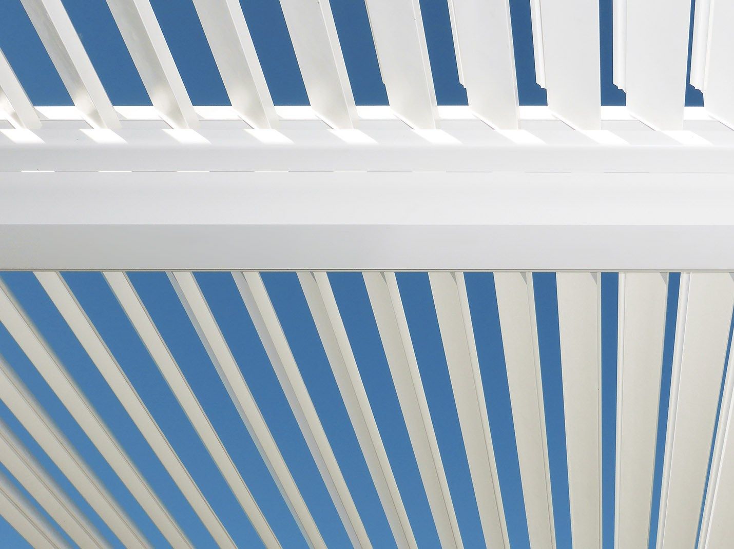 Пергола из алюминия с поворотными пластинами STUDIO 66 BLADE 180 ARCH-00037743 - Вид №26