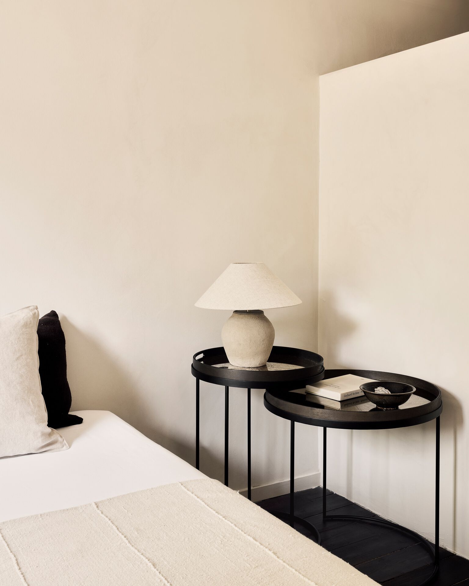 Окрашенный металлический круглый журнальный столик Ethnicraft SWIVEL TRAY ARCH-00066825 - Вид №6