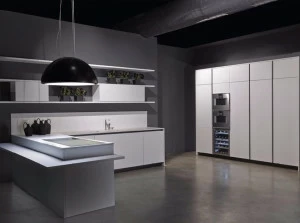 RIFRA Кухня с матовым белоснежным лакированным полуостровом Line