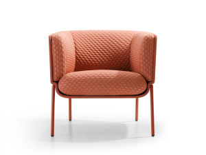 Кресло из ткани с подлокотниками