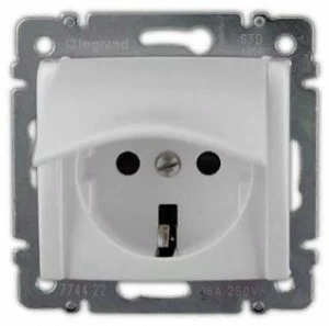 Розетка с крышкой Legrand Valena с заземлением белая